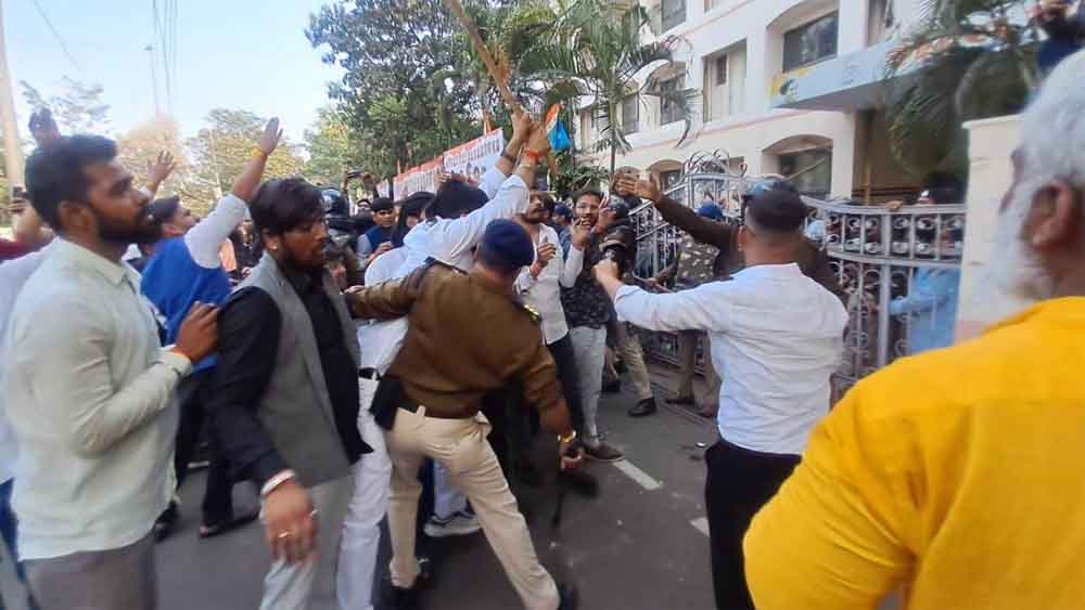 भोपाल में सियासी टकराव: पथराव में भाजयुमो नेता घायल, कांग्रेस जिलाध्यक्ष ICU में भोपाल में सियासी टकराव: पथराव में भाजयुमो नेता घायल, कांग्रेस जिलाध्यक्ष ICU में