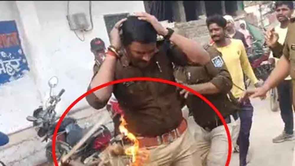 विजयवर्गीय के विरोध में कांग्रेस का प्रदर्शन बेकाबू, पुतले की जगह पुलिसकर्मी झुलसा विजयवर्गीय के विरोध में कांग्रेस का प्रदर्शन बेकाबू, पुतले की जगह पुलिसकर्मी झुलसा