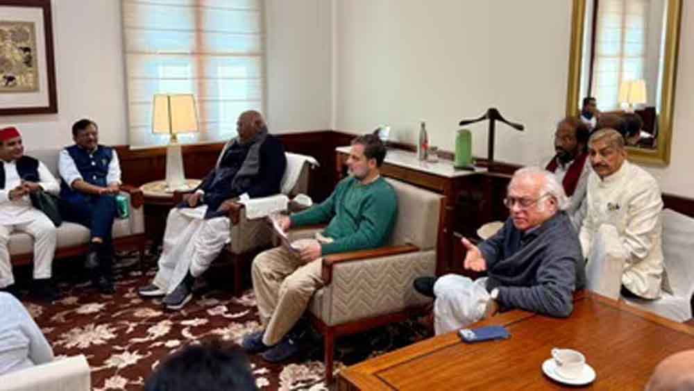 राहुल-खरगे की अनसुनी बात, संसद में विपक्ष का हंगामा, सांसदों ने किया वॉकआउट