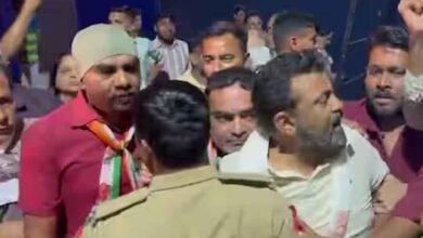विवादित नाटक ‘मैं नाथूराम’ बना बवाल की वजह, राजकोट में हॉल में तोड़फोड़, कांग्रेस का उग्र प्रदर्शन