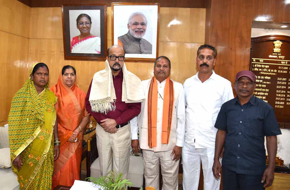 राज्यपाल श्रमेन डेका से राष्ट्रपति पुरस्कार प्राप्त ढोकरा शिल्प कलाकारों ने की सौजन्य भेंट