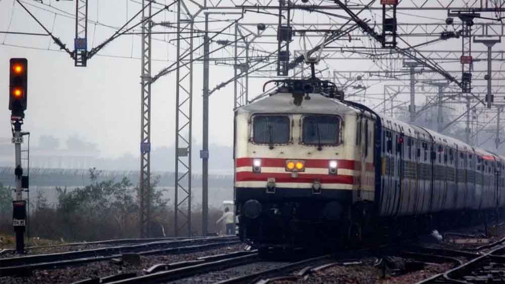 होली पर रेल यात्रियों की परेशानी: भोपाल से गुजरने वाली ट्रेनों में कंफर्म सीट का संकट होली पर रेल यात्रियों की परेशानी: भोपाल से गुजरने वाली ट्रेनों में कंफर्म सीट का संकट