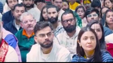 Virat Kohli-Anushka Sharma फिर पहुंचे Premanand Maharaj के दरबार, जमीन पर बैठकर सुना प्रवचन