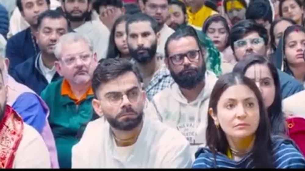 Virat Kohli-Anushka Sharma फिर पहुंचे Premanand Maharaj के दरबार, जमीन पर बैठकर सुना प्रवचन Virat Kohli-Anushka Sharma फिर पहुंचे Premanand Maharaj के दरबार, जमीन पर बैठकर सुना प्रवचन