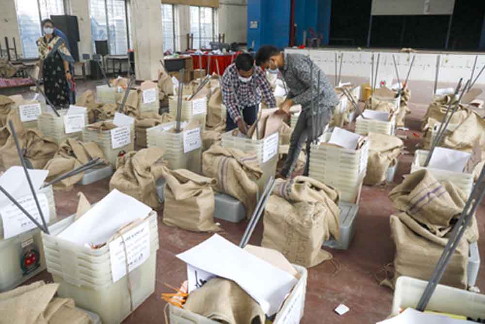 बांग्लादेश में वोटिंग खत्म, कई बूथों पर बवाल, महिला एजेंट्स से बदसलूकी के आरोप