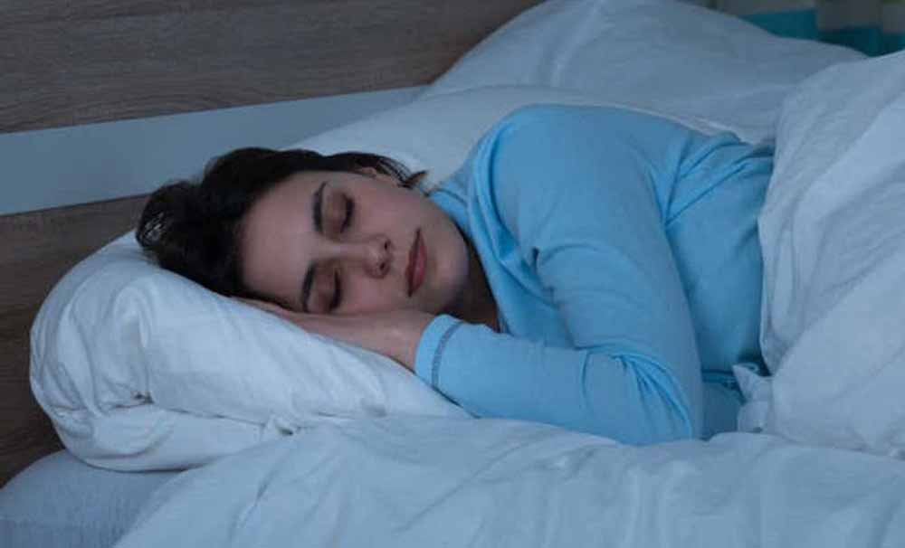 क्या महिलाओं को पुरुषों से ज्यादा नींद चाहिए? जानिए साइंस क्या कहती है