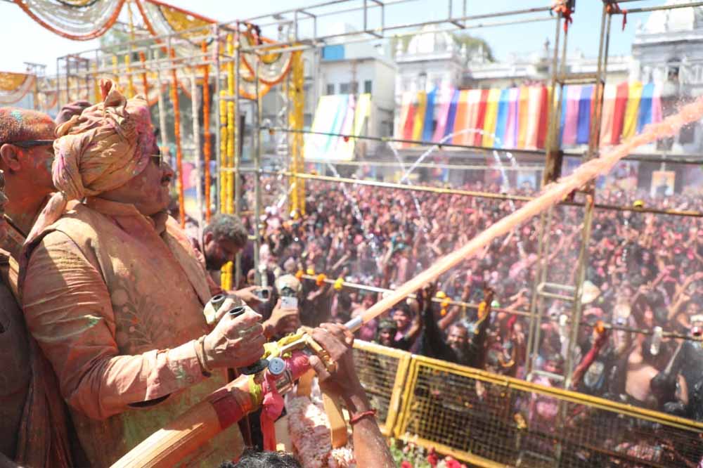 गेर में रंगे सीएम डॉ. मोहन यादव, जमकर उड़ाया रंग-गुलाल गेर में रंगे सीएम डॉ. मोहन यादव, जमकर उड़ाया रंग-गुलाल