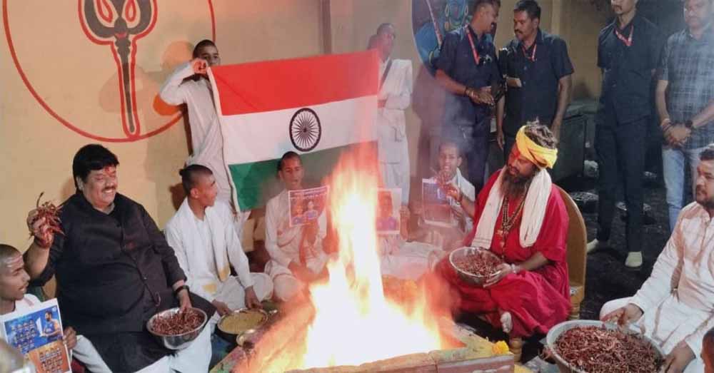 टी-20 विश्वकप जीत के लिए अनोखा अनुष्ठान: बगलामुखी मंदिर में 51 बटुकों ने चढ़ाई मिर्ची टी-20 विश्वकप जीत के लिए अनोखा अनुष्ठान: बगलामुखी मंदिर में 51 बटुकों ने चढ़ाई मिर्ची