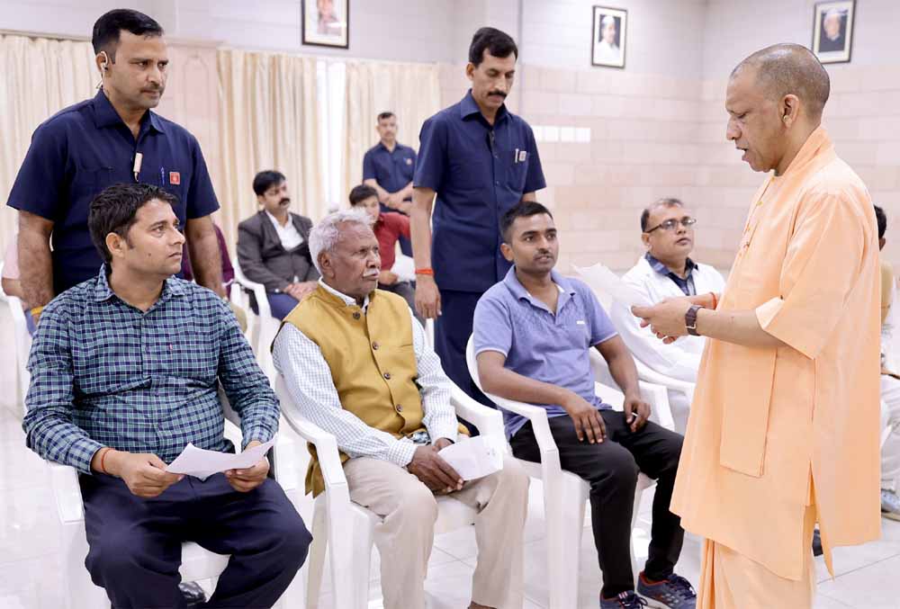 समय सीमा के अंदर समस्याओं का निस्तारण करे प्रशासनः सीएम योगी आदित्यनाथ समय सीमा के अंदर समस्याओं का निस्तारण करे प्रशासनः सीएम योगी आदित्यनाथ