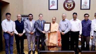 सीएम योगी को प्रस्तुत किया गया नोएडा इंटरनेशनल एयरपोर्ट का एयरोड्रम लाइसेंस