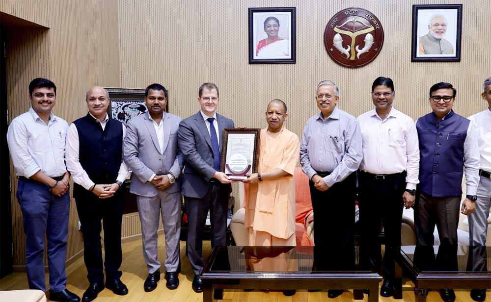 सीएम योगी को प्रस्तुत किया गया नोएडा इंटरनेशनल एयरपोर्ट का एयरोड्रम लाइसेंस