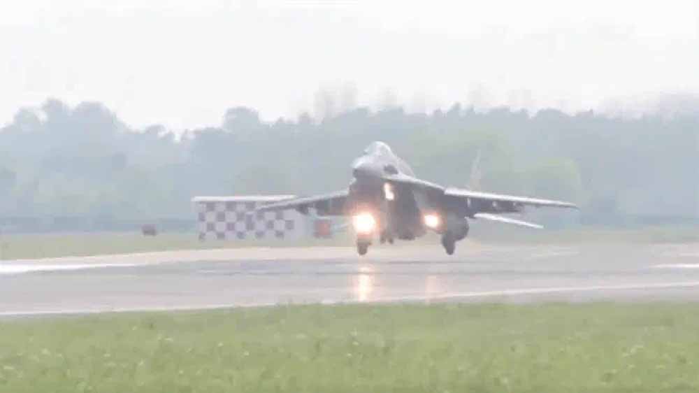 एयर चीफ मार्शल ने मल्टी-रोल फाइटर जेट उड़ाकर दिखाई ताकत, वायु सेना की क्षमता का दमदार प्रदर्शन