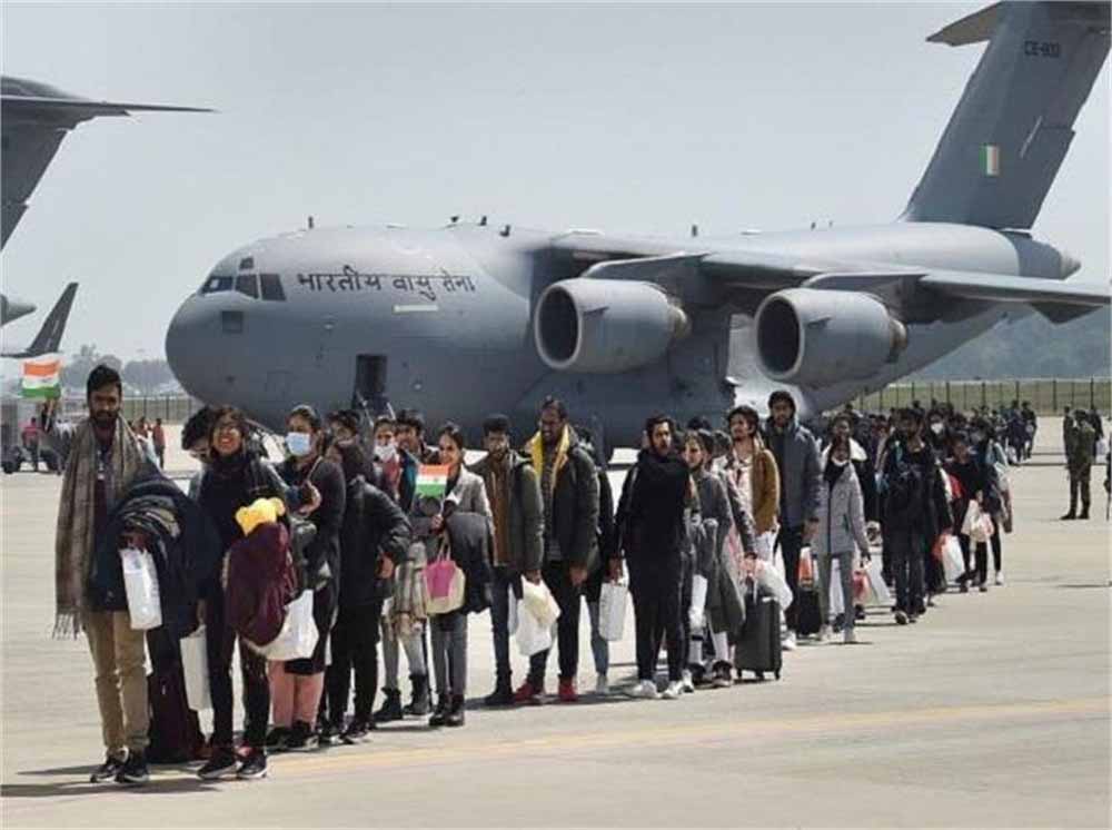 संकट में दुनिया का सहारा बना भारत, अपने नागरिकों की सुरक्षा में नंबर वन