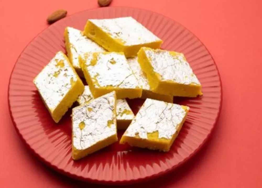 झटपट तैयार करें बेसन की बर्फी, स्वाद ऐसा कि भूल नहीं पाएंगे