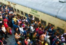 सीट कन्फर्म नहीं, बढ़ी बेबसी! रेलवे स्टेशन पर यात्रियों का सैलाब, जनरल डिब्बों की ओर मची भगदड़ सीट कन्फर्म नहीं, बढ़ी बेबसी! रेलवे स्टेशन पर यात्रियों का सैलाब, जनरल डिब्बों की ओर मची भगदड़