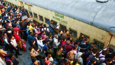 सीट कन्फर्म नहीं, बढ़ी बेबसी! रेलवे स्टेशन पर यात्रियों का सैलाब, जनरल डिब्बों की ओर मची भगदड़