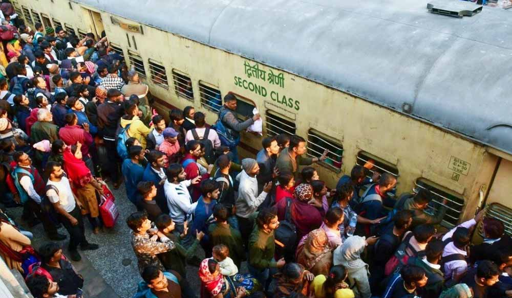 सीट कन्फर्म नहीं, बढ़ी बेबसी! रेलवे स्टेशन पर यात्रियों का सैलाब, जनरल डिब्बों की ओर मची भगदड़