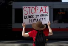 AI से इंसान खतरे में? अमेरिका में कंपनियों के बाहर विरोध क्यों तेज हुआ