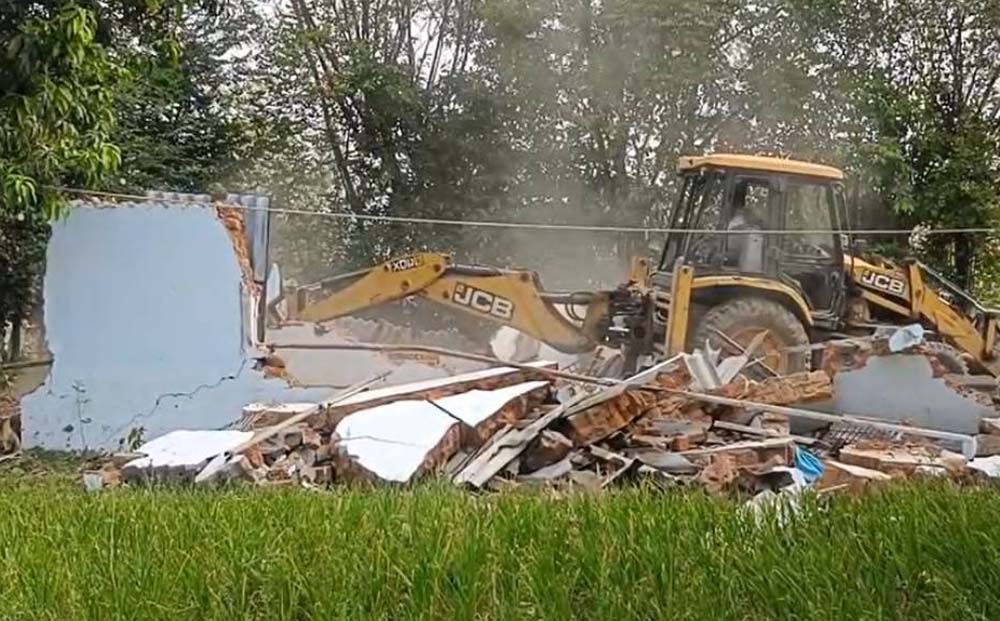 मेडिकल कॉलेज की जमीन पर अवैध कब्जा हटाने कार्रवाई, 37 घरों पर चला बुलडोजर, पथराव से बढ़ा तनाव