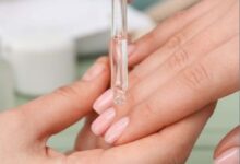 महंगे ट्रीटमेंट भूल जाइए! क्यूटिकल ऑयल की बूंदों से पाएं चमकदार नाखून