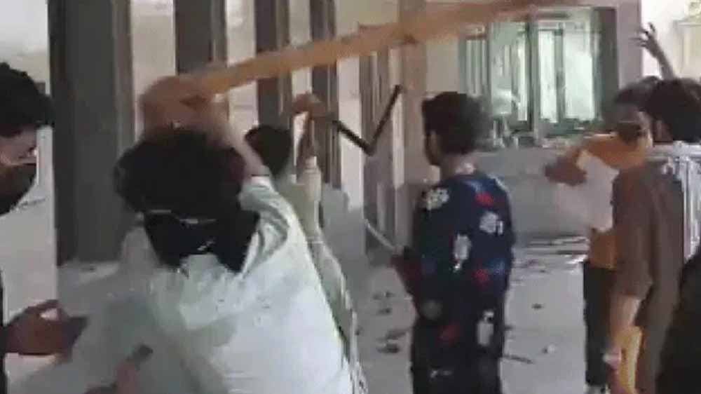 खामेनेई की मौत से पाकिस्तान में बवाल: कराची में अमेरिकी दूतावास के पास हिंसक प्रदर्शन, कई घायल