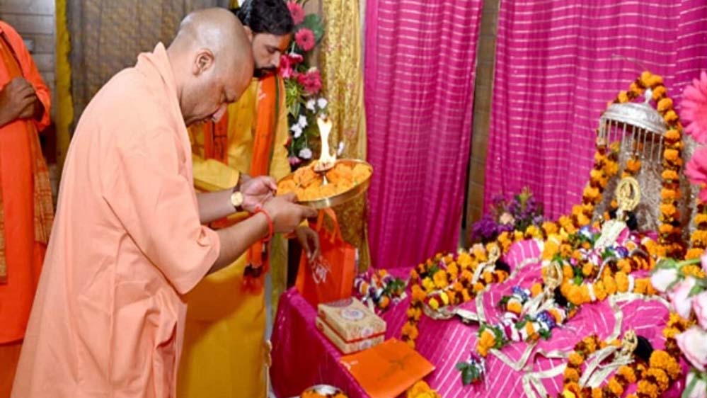 सीएम योगी ने हनुमानगढ़ी और रामलला के दरबार में टेका मत्था, निर्माण कार्यों का लिया जायजा”