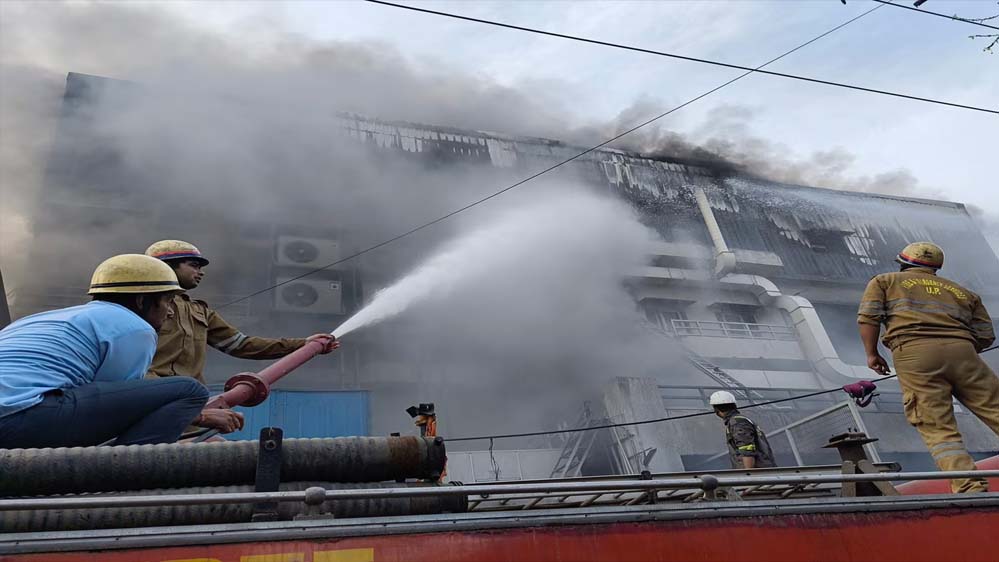 नोएडा की फैक्ट्री में भीषण आग, 30 लोग झुलसे, 250 को लपटों के बीच से किया रेस्क्यू