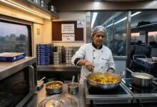 LPG किल्लत की आशंका में IRCTC का अलर्ट: ट्रेनों में इंडक्शन और रेडी-टू-ईट फूड की वैकल्पिक व्यवस्था, WCR में 25 क्लस्टर किचन संचालित