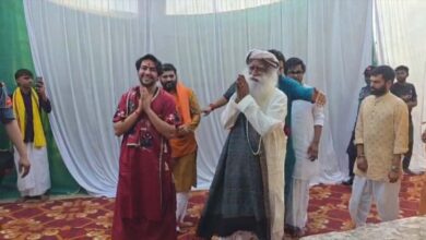 सदगुरु बागेश्वर धाम पहुंचे, बाबा बागेश्वर धीरेंद्र शास्त्री से मुलाकात, 40 देशों के सदस्य भी साथ