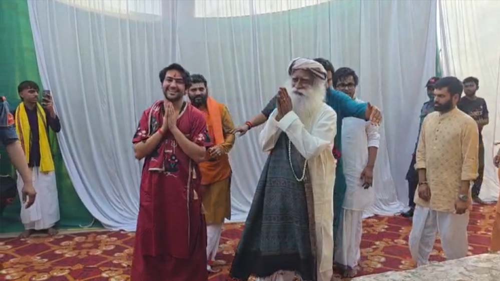 सदगुरु बागेश्वर धाम पहुंचे, बाबा बागेश्वर धीरेंद्र शास्त्री से मुलाकात, 40 देशों के सदस्य भी साथ