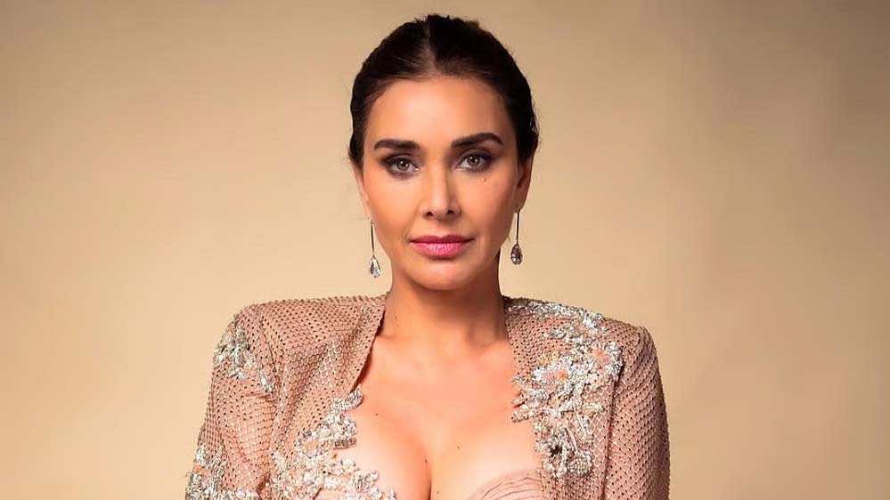 सांस थामकर कब तक करूं इंतजार, दुबई में धमाकों से परेशान एक्ट्रेस लीजा रे ने कहा – बहुत मुश्किल हो रहा है