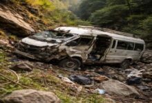 नेपाल में मंदिर से लौट रही भारतीय श्रद्धालुओं की बस 500 फीट गहरी खाई में गिरी, 7 की मौत