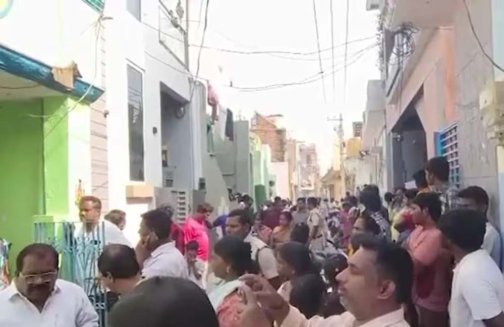 रातभर बाइक का इंजन चालू रखा, कमरे में भर गई खतरनाक गैस, नींद में पूरा परिवार समाप्त रातभर बाइक का इंजन चालू रखा, कमरे में भर गई खतरनाक गैस, नींद में पूरा परिवार समाप्त