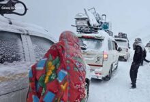 भारी बर्फबारी में सिंथन टॉप पर फंसे 200 से अधिक पर्यटकों को सेना और पुलिस ने बचाया