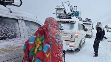 भारी बर्फबारी में सिंथन टॉप पर फंसे 200 से अधिक पर्यटकों को सेना और पुलिस ने बचाया