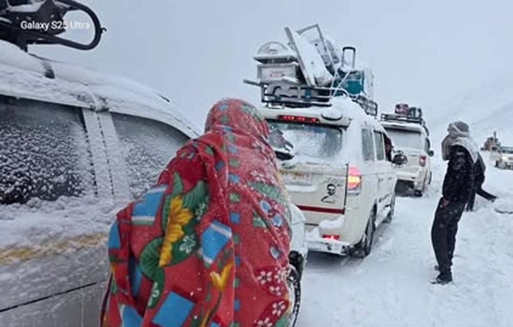 भारी बर्फबारी में सिंथन टॉप पर फंसे 200 से अधिक पर्यटकों को सेना और पुलिस ने बचाया