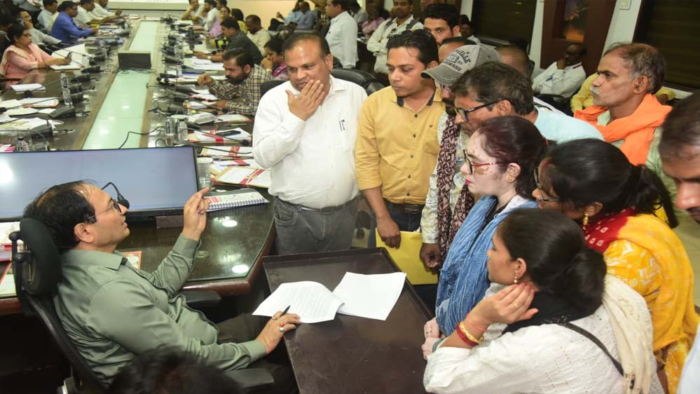कलेक्टर ने जनदर्शन में सुनी आमजनों की समस्याएं, अधिकारियों को दिए त्वरित कार्यवाही के निर्देश