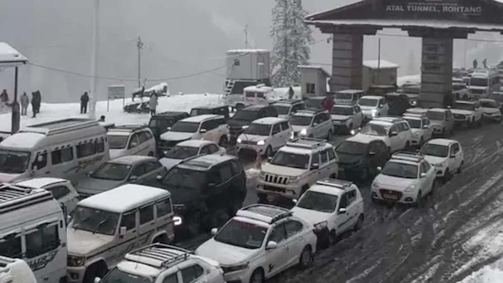 सावधान! बर्फबारी के कारण अटल टनल की ओर जाने वाले रास्ते बंद, IMD ने जारी किया अलर्ट