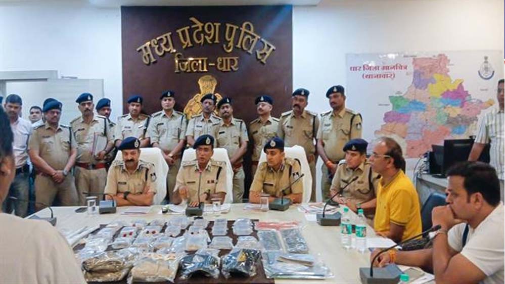 धार एवं खंडवा जिले की संयुक्त पुलिस टीम ने नकली इनकम टैक्स अधिकारी बनकर डकैती करने वाले गिरोह का किया पर्दाफाश