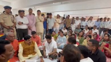 इंदौर अग्निकांड में पीड़ित परिवार से मिले सीएम डॉ. मोहन यादव, बोले- हम आपके साथ हैं, छलका दर्द