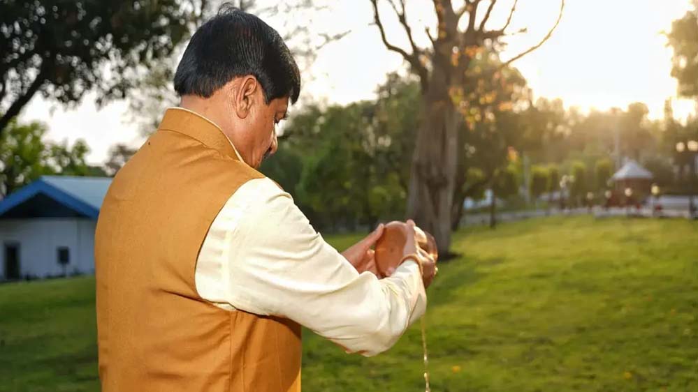 सीएम ने सूर्य को अर्घ्य अर्पित कर की दिन की शुरुआत, प्रदेशभर में मनाए गए भव्य आयोजन