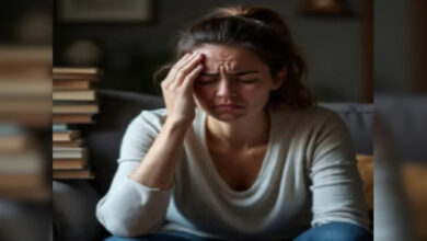 सिर दर्द की जड़ दिमाग में नहीं, आपके पेट में है, आयुर्वेद ने बताया खराब पाचन और भारीपन का गहरा कनेक्शन