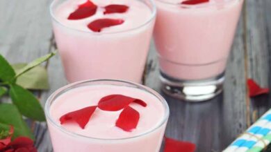 घर पर बनाएं बाजार जैसी ठंडी-ठंडी गुलाब लस्सी, स्वाद ऐसा कि बार-बार पीने का मन करे