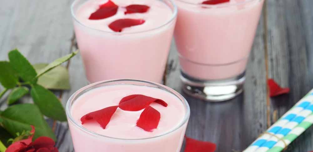 घर पर बनाएं बाजार जैसी ठंडी-ठंडी गुलाब लस्सी, स्वाद ऐसा कि बार-बार पीने का मन करे घर पर बनाएं बाजार जैसी ठंडी-ठंडी गुलाब लस्सी, स्वाद ऐसा कि बार-बार पीने का मन करे