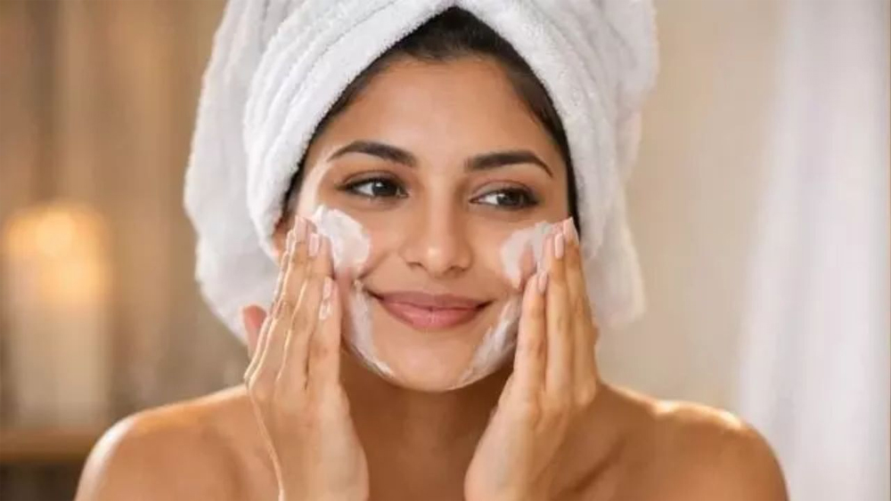 महंगे प्रोडक्ट्स नहीं, सही स्किन केयर रूटीन से मिलेगी ग्लोइंग स्किन