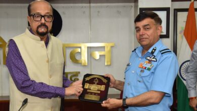 रायपुर: राज्यपाल रमेन डेका से रक्षा महाविद्यालय नई दिल्ली के अध्ययन दल ने की सौजन्य भेंट