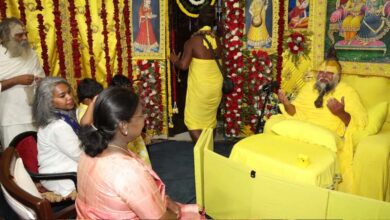 राष्ट्रपति द्रौपदी मुर्मू ने वृंदावन आश्रम में प्रेमानंद महाराज से की मुलाकात, राधे-राधे से हुआ स्वागत राष्ट्रपति द्रौपदी मुर्मू ने वृंदावन आश्रम में प्रेमानंद महाराज से की मुलाकात, राधे-राधे से हुआ स्वागत