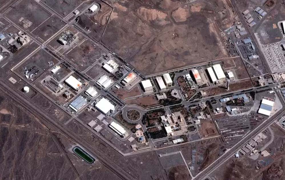 ईरान के नतांज परमाणु केंद्र पर हमला: अमेरिका और इजरायल की बमबारी ईरान के नतांज परमाणु केंद्र पर हमला: अमेरिका और इजरायल की बमबारी