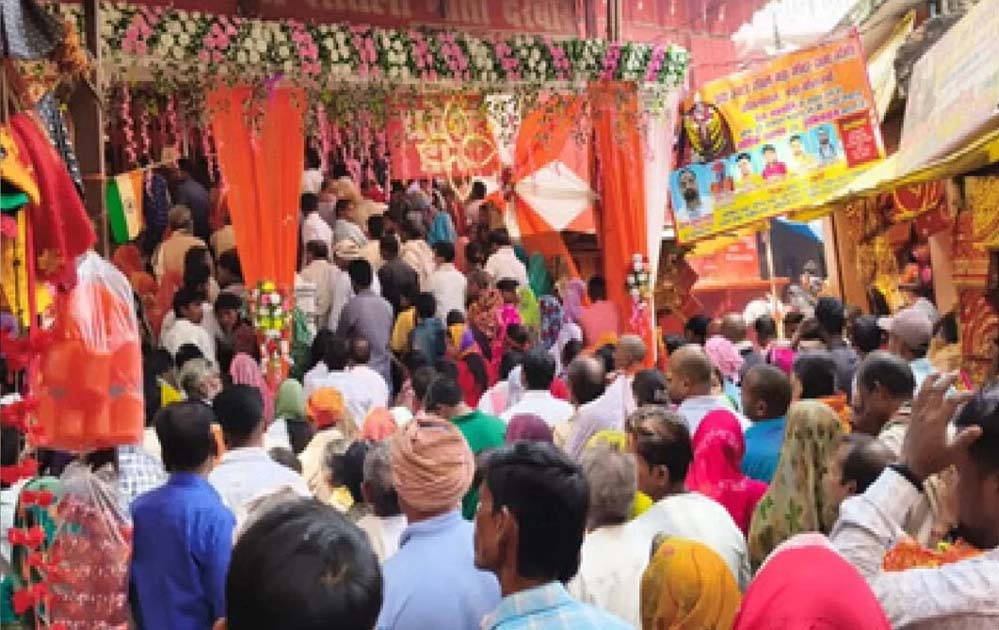 नवरात्रि पर यूपी के देवी मंदिरों में उमड़ा आस्था का सैलाब, लाखों श्रद्धालुओं ने किए दर्शन नवरात्रि पर यूपी के देवी मंदिरों में उमड़ा आस्था का सैलाब, लाखों श्रद्धालुओं ने किए दर्शन