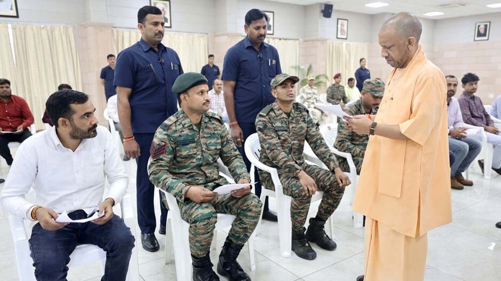 सैनिकों से सीएम योगी ने कहा- ‘बेफिक्र होकर देशसेवा कीजिए, आपके परिवार की सुरक्षा हमारी जिम्मेदारी